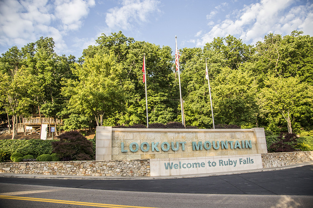 Ruby Falls welcome sign